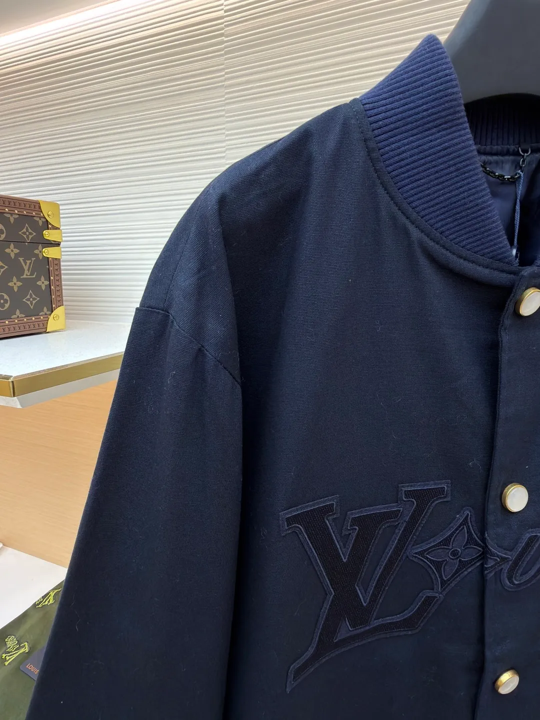 LOUIS VUITTON Little Martin Chapter Jacket ●Original version: 25400 purchased and developed ●Item number: 1680930-C55 ●Fabric: Oxford plain weave fabric ●Technology: embroidery production ●Version: fitted version ●Weight: about 790 grams ●Size: 44-46-48-50 ●Description: The fabric is made of [21s+16s Oxford plain weave], [warp and weft density 120*60], matching [cupro ammonia silk + cotton blended material lining], the front panel [positioning powder sweep template motorcycle left and right chapters], after the chapters are sewn together, there is [restored flower effect], the chapters are embroidered with [Tajima embroidery machine imported from Japan], and the bottom [non-woven cotton embroidery] Thread tatami stitch + outer short stitch hemming three-dimensional embroidery], [laser burning] to accurately cut the finished chapter, the middle microfiber material ear piece is hung with a hand-touch lacquered chain, the four-button buckle is all made of [natural seawater mother-of-pearl], the whole piece is [hand-polished to an oval shape and size], the surface is [letters engraved with a die and lathe], and [hand-made glue] is inlaid in the ancient golden base. The overall wiring is straight and delicate, the fabric is comfortable and soft, and the color is consistent without color difference. It can be matched with the same style to create a fashionable look and control various occasions. Customized accessories, complete with three standards, same style for men and women!